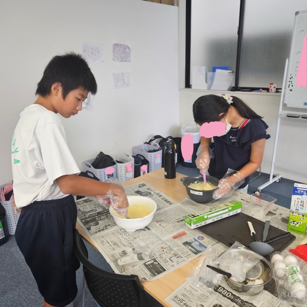 大阪市浪速区の放課後等デイサービスオハナピース大阪日本橋の花園町合同イベント、ホットケーキ作り